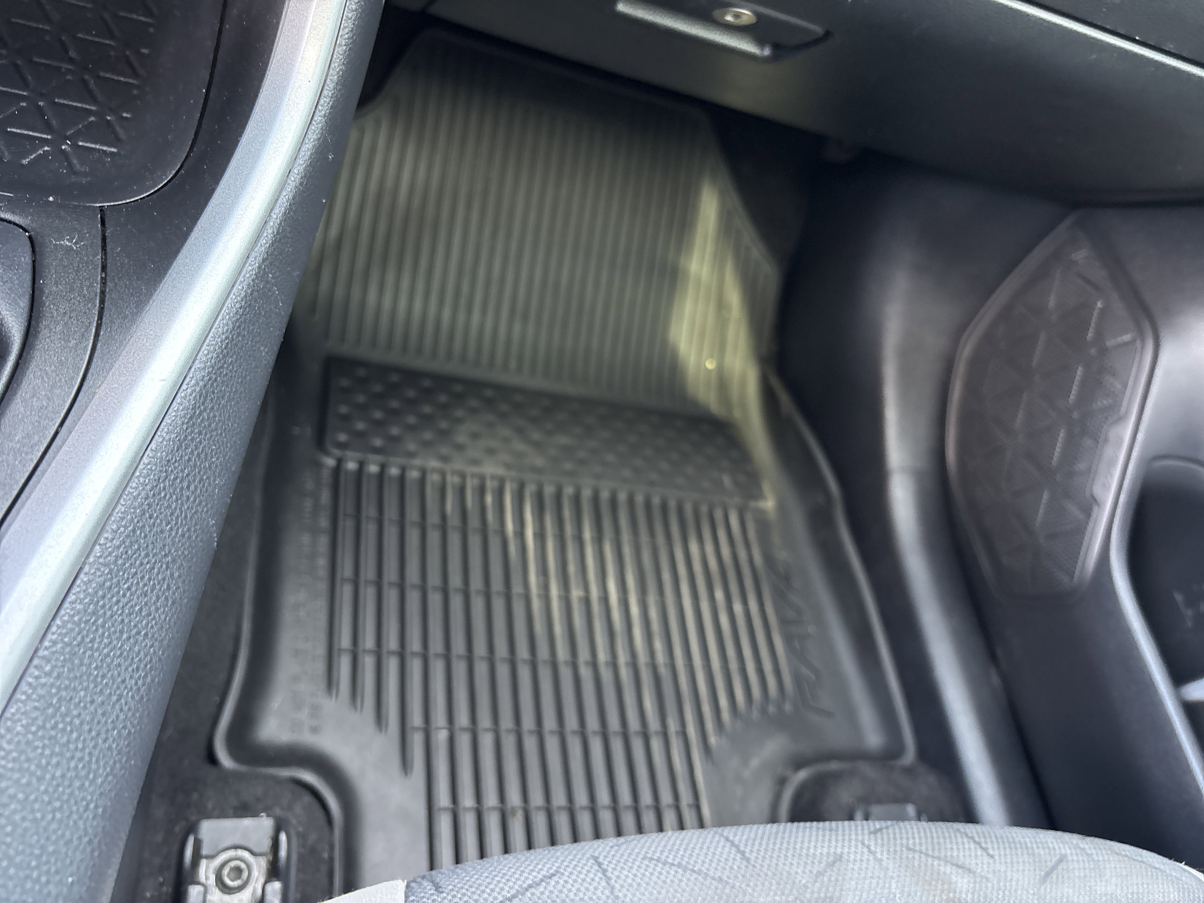 2022 Toyota RAV4 XLE photo 2