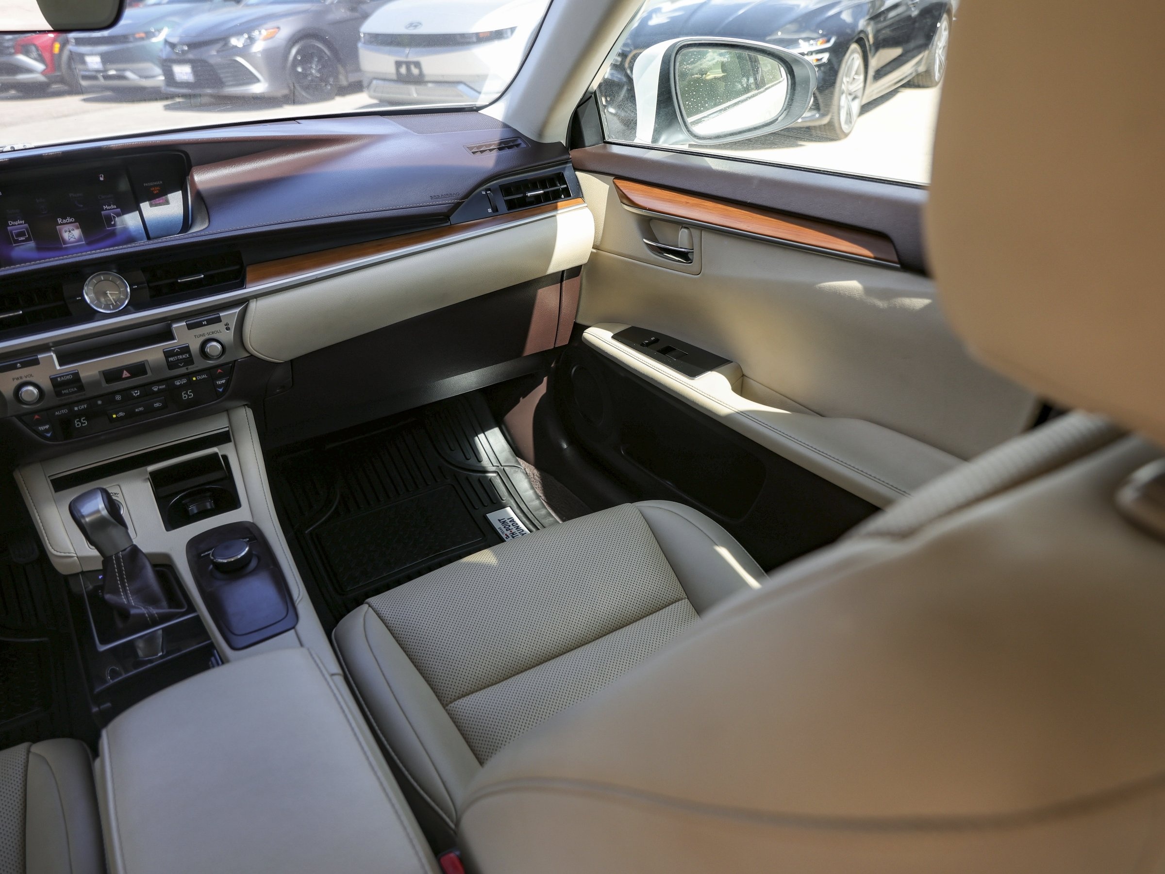 2016 Lexus ES 300h photo 28