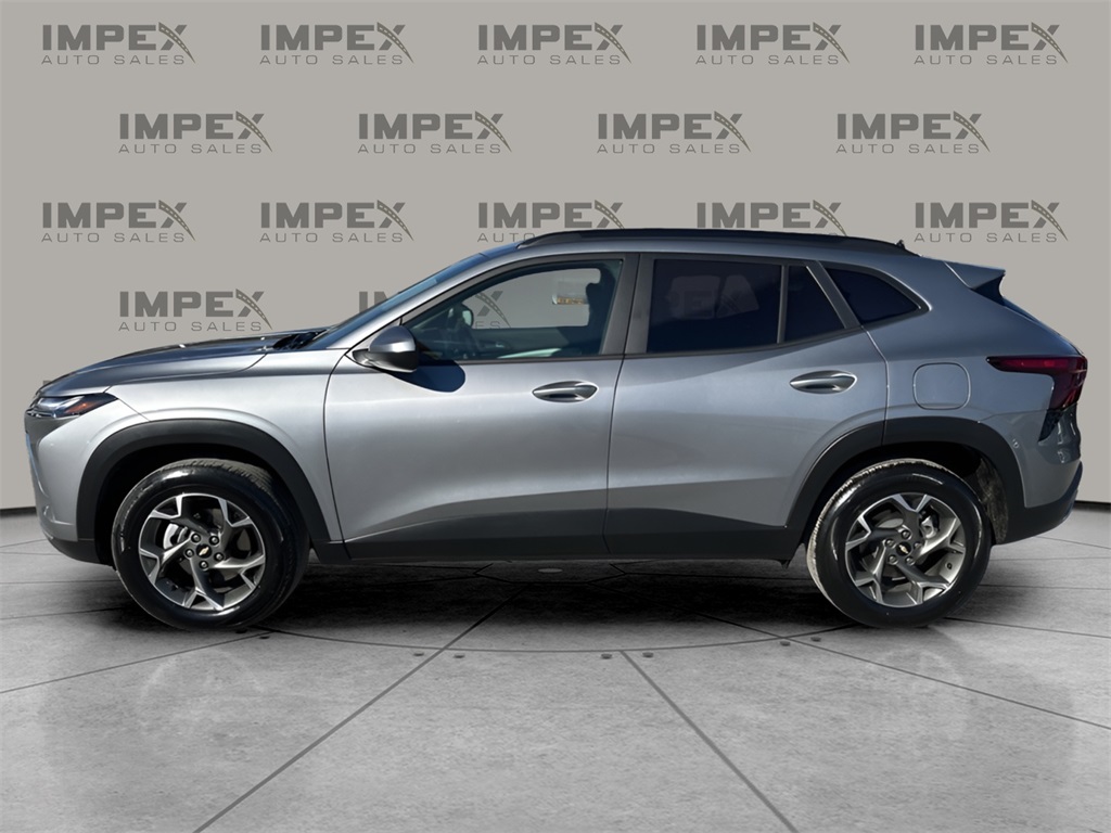 2025 Chevrolet Trax LT photo 2