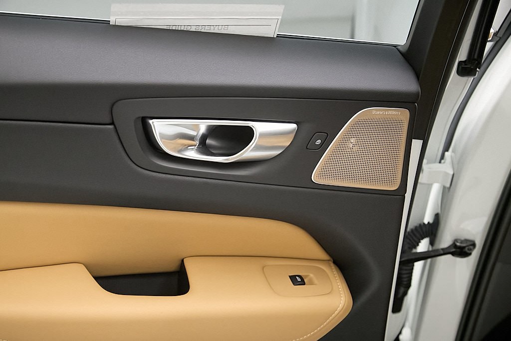 2023 VOLVO XC60 - Image 24