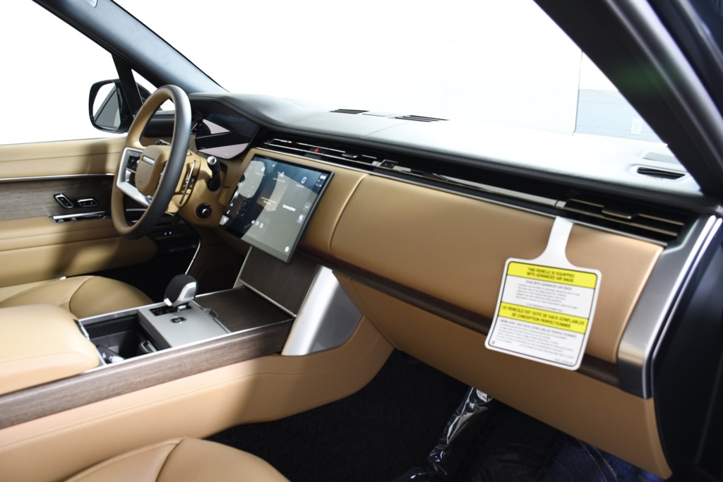 2025 Land Rover Range Rover SE photo 18
