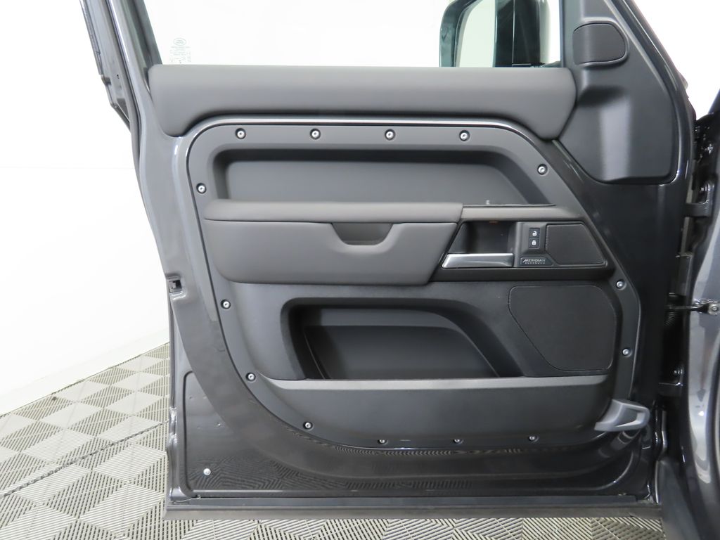 2025 Land Rover Defender 130 V8 photo 23
