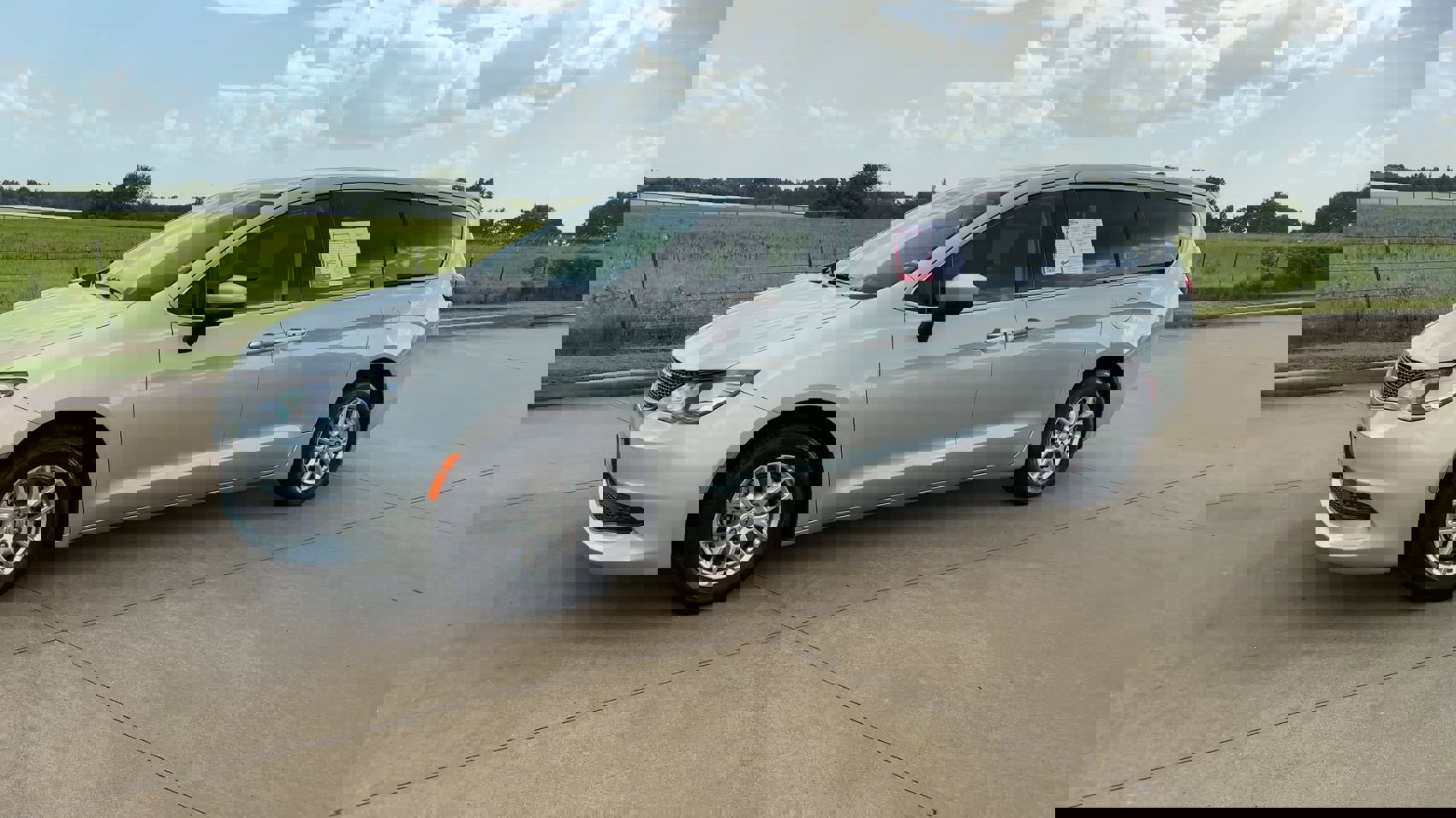 2023 Chrysler Voyager LX photo 4