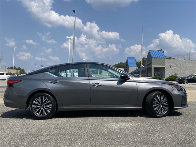 2024 Nissan Altima 2.5 SV photo 2
