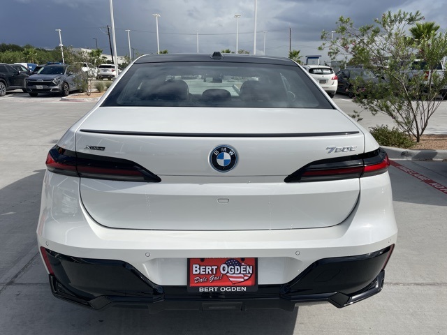 2026 Bmw 750e photo 5
