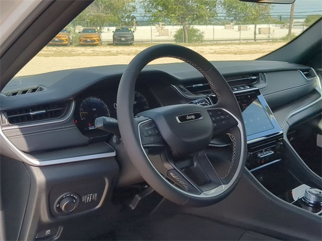 2025 Jeep Grand Cherokee Laredo photo 10