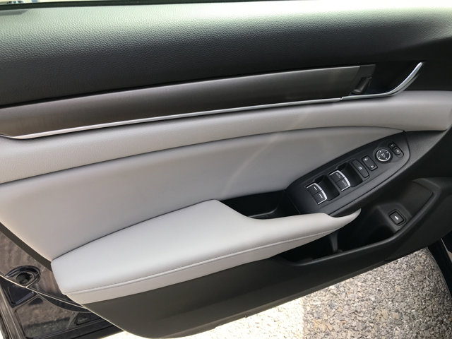 2018 Honda Accord LX 1.5T photo 4