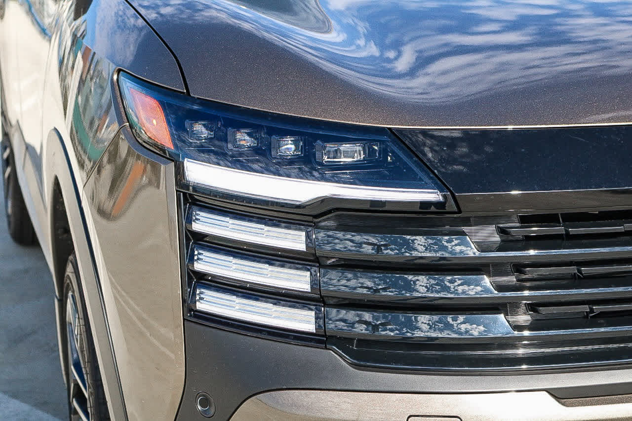 2026 Nissan Kicks SR photo 4