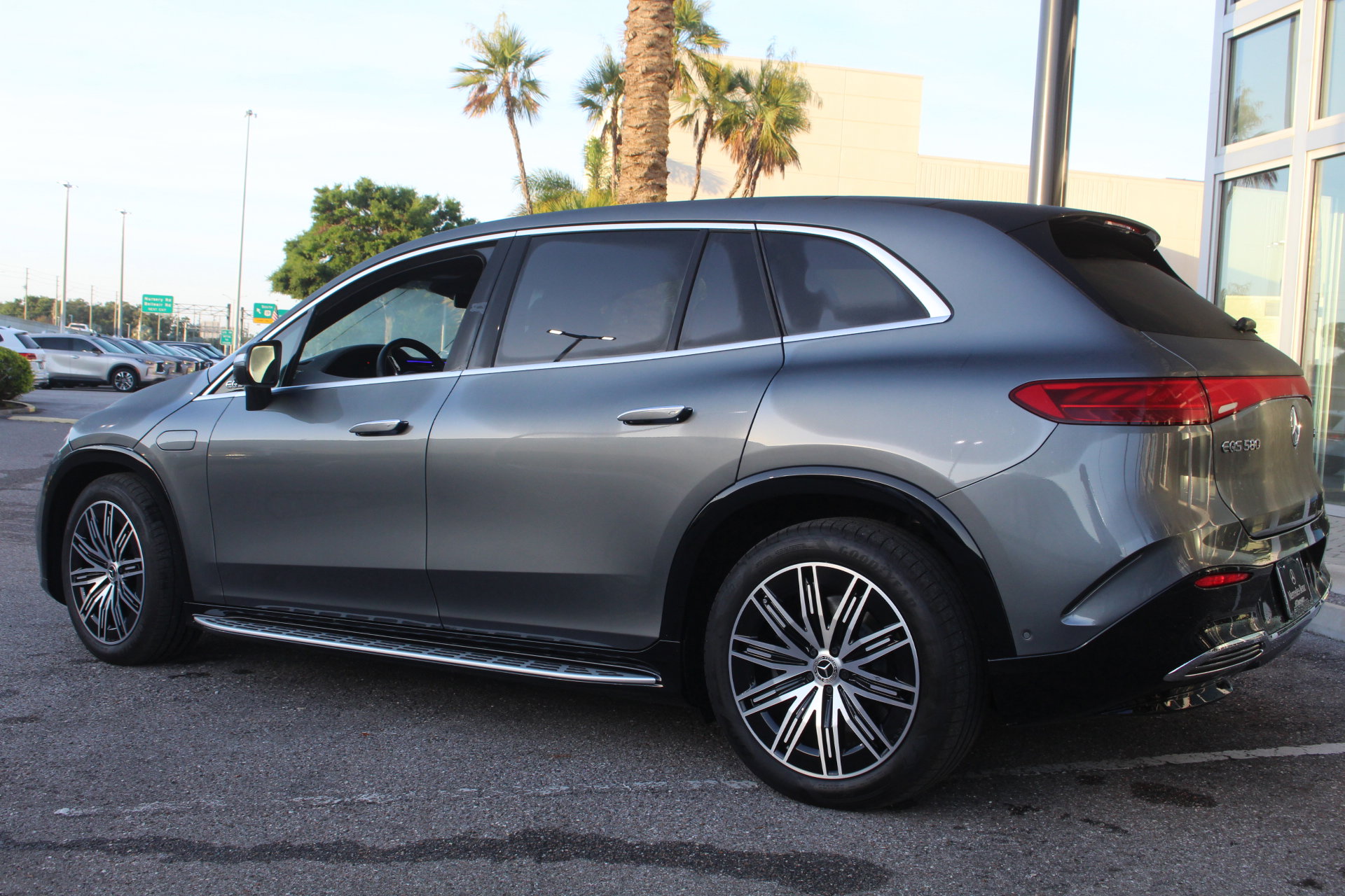 2025 Mercedes Benz EQS SUV 580 4MATIC photo 4