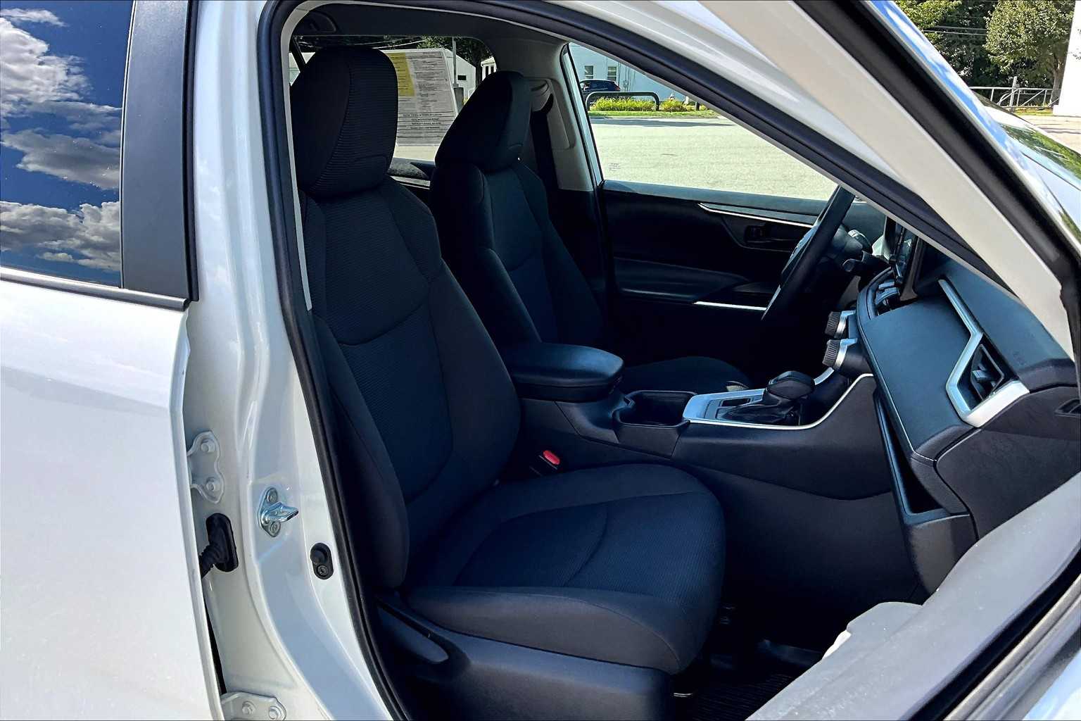 2022 Toyota RAV4 LE photo 11