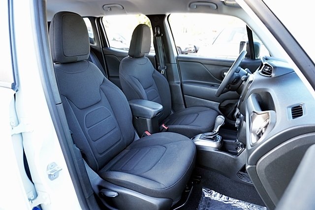 Used 2022 White Jeep Latitude image 12