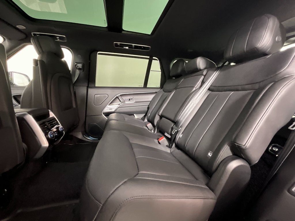 2025 Land Rover Range Rover SE photo 3