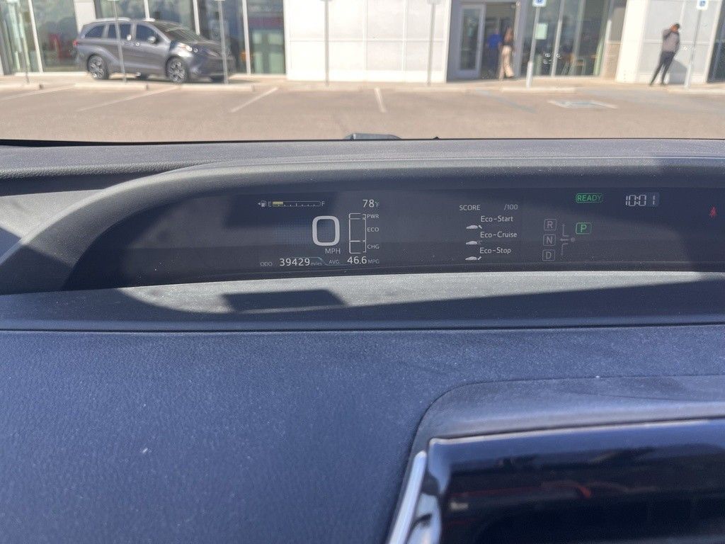 2016 Toyota Prius Four photo 11