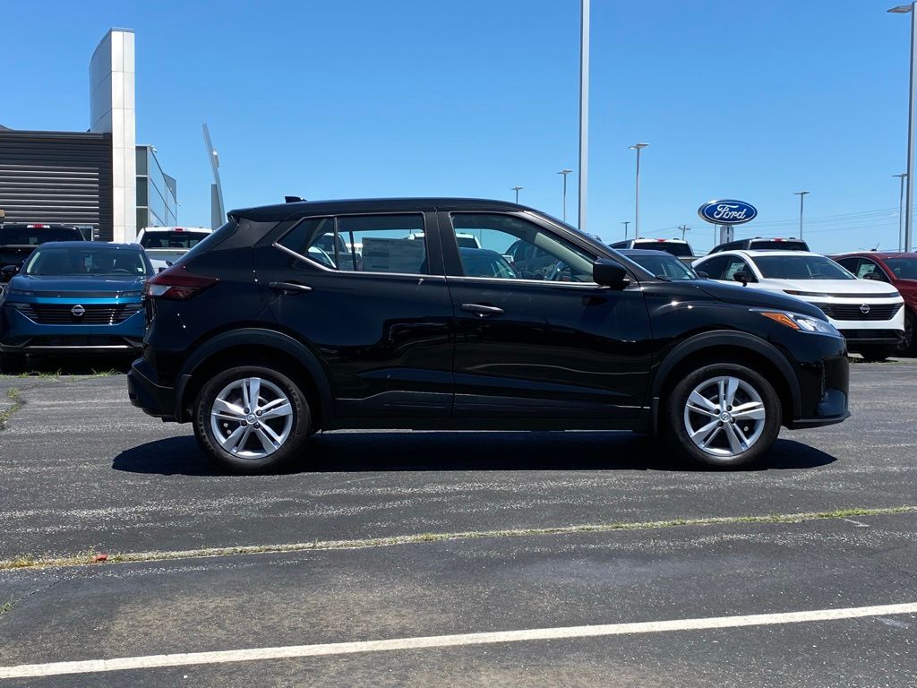 2025 Nissan Kicks Play S photo 2