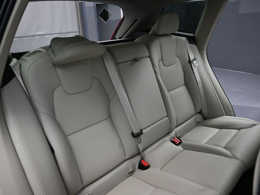 2022 Volvo XC60 B5 Momentum photo 16