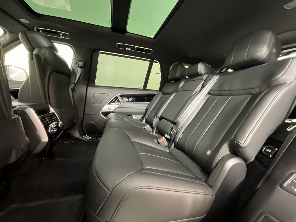 2025 Land Rover Range Rover SE photo 4