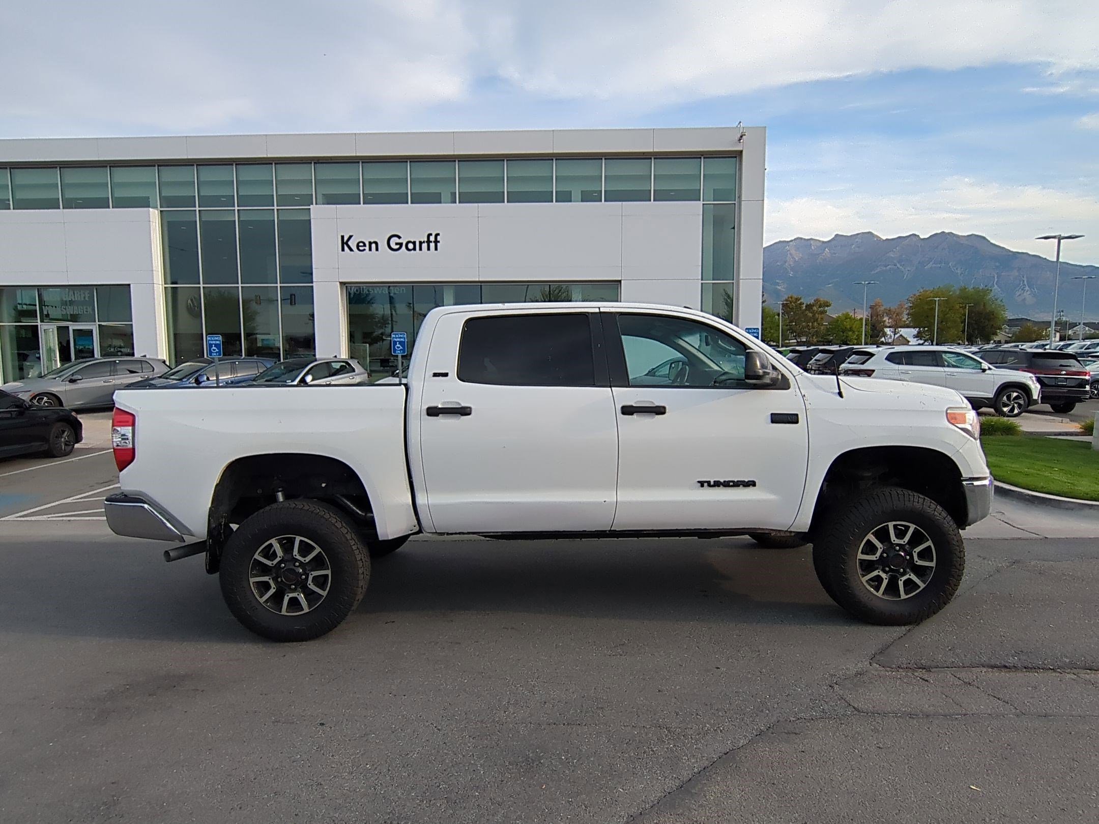 2016 Toyota Tundra SR5 photo 2