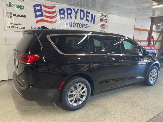 2026 Chrysler Pacifica photo 2