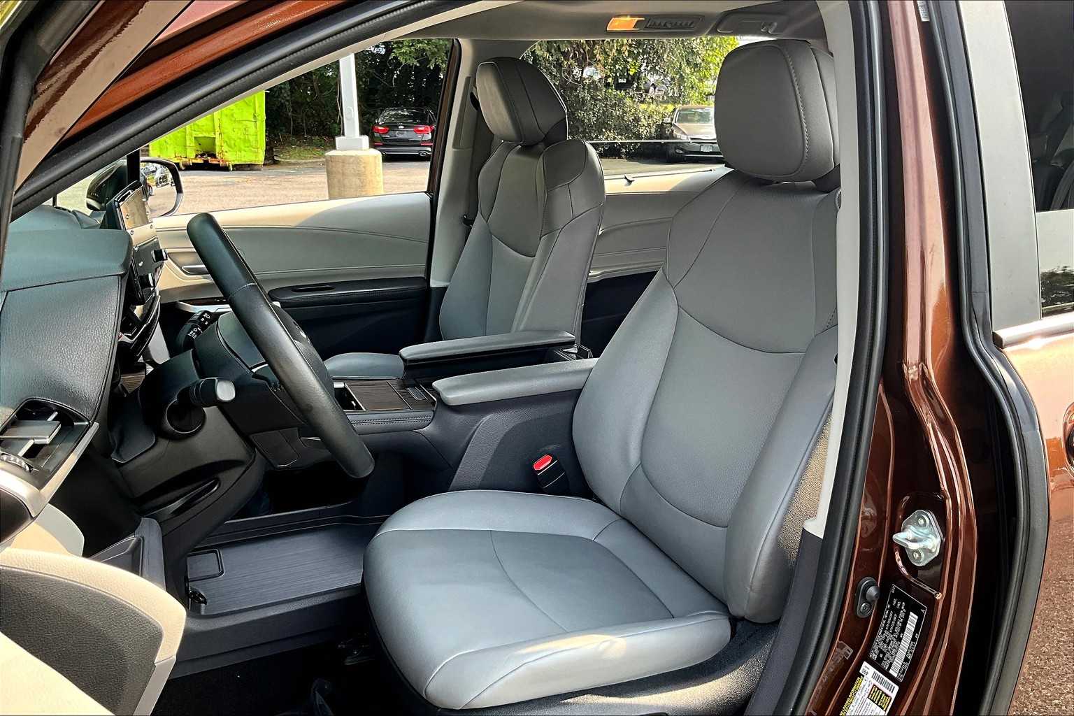 2024 Toyota Sienna XLE photo 7