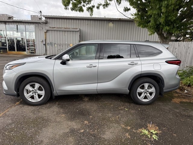 2022 Toyota Highlander LE photo 6