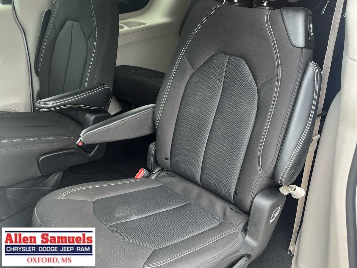 2023 Chrysler Voyager LX photo 17