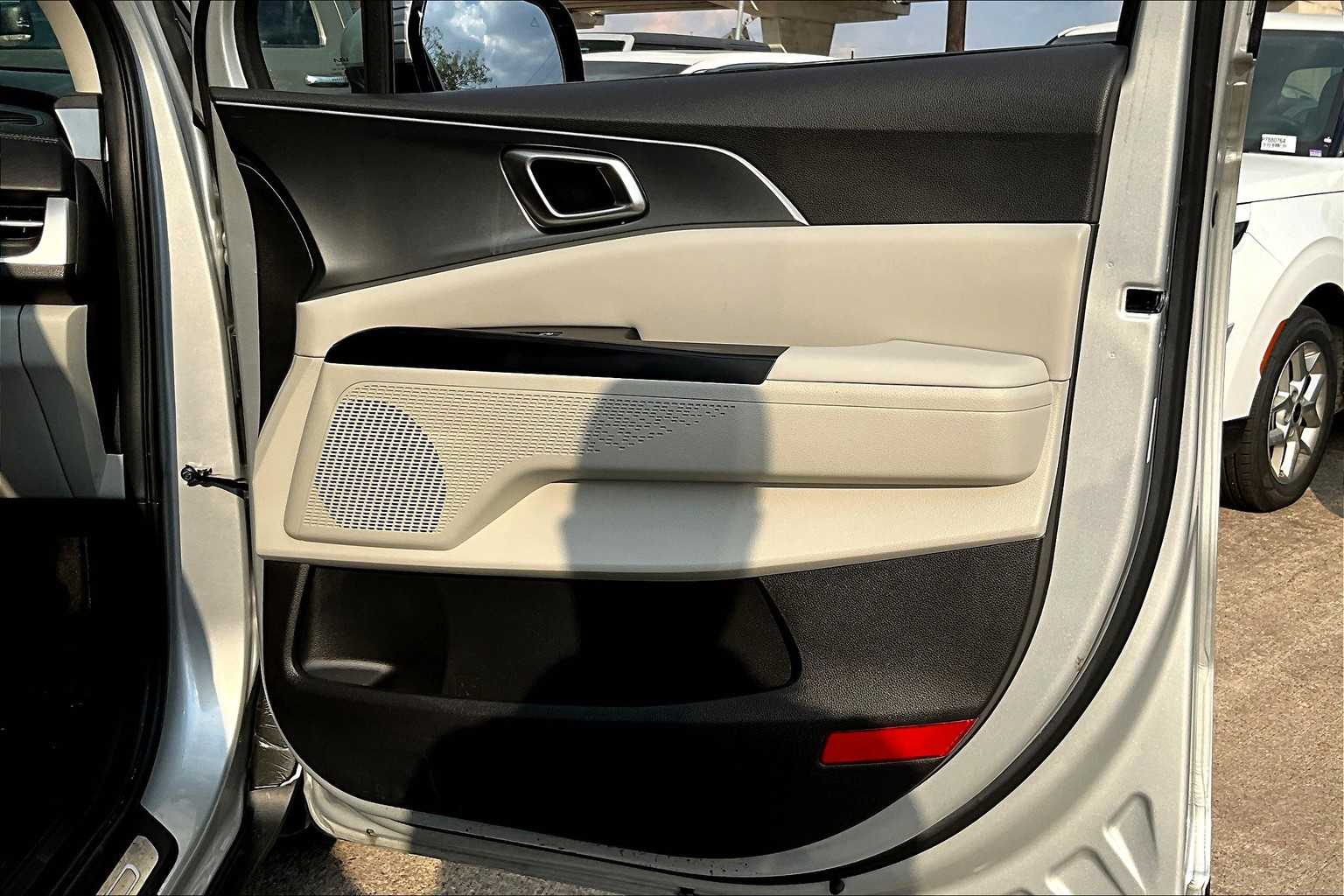 2023 Kia Carnival LX photo 19