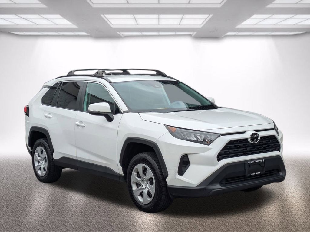 2021 Toyota RAV4 LE's photo