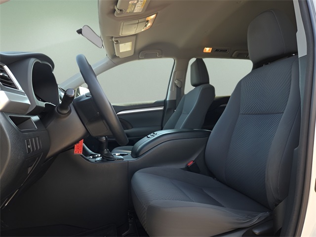 2016 Toyota Highlander LE photo 9