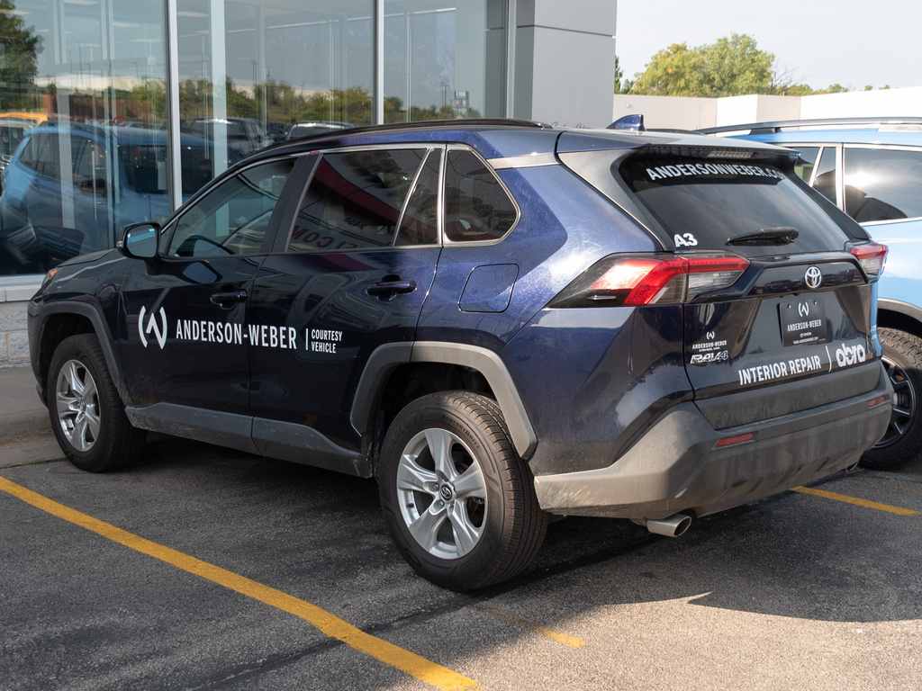 2020 Toyota RAV4 XLE photo 3