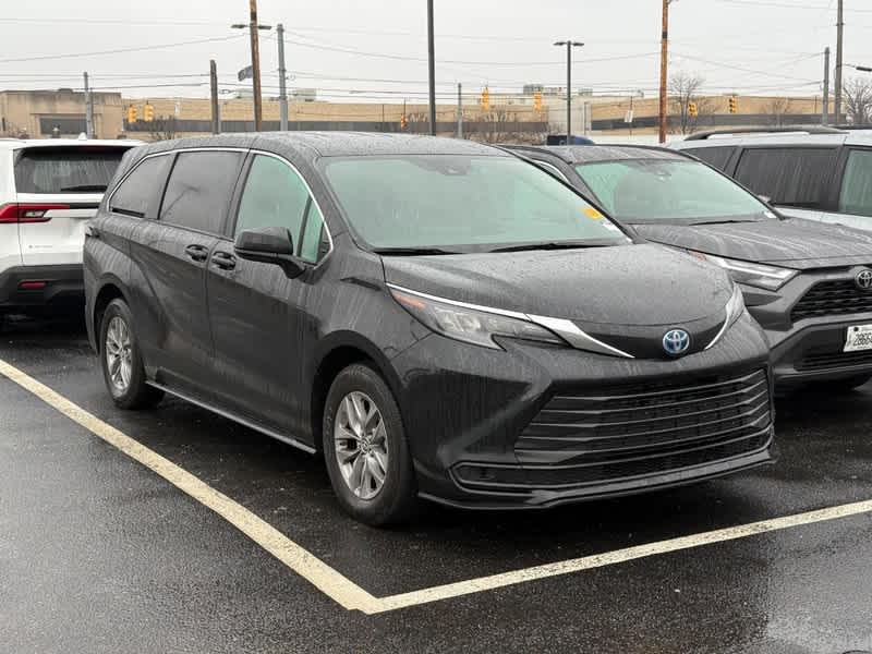2025 Toyota Sienna LE's photo