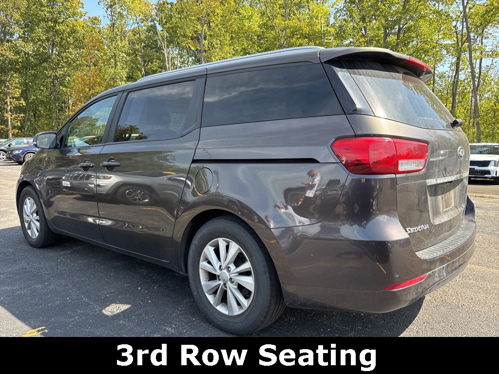 2017 Kia Sedona LX photo 3