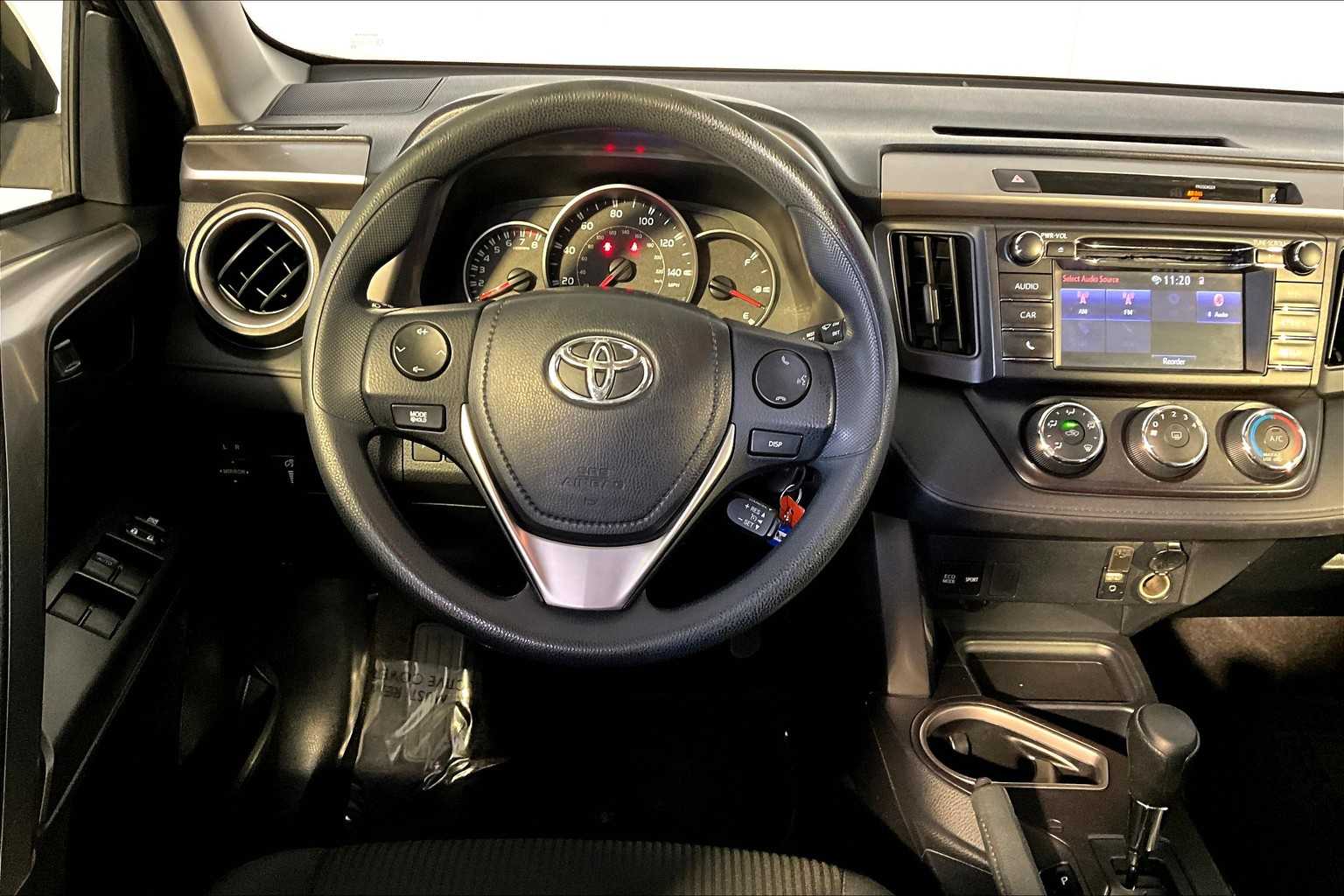 2016 Toyota RAV4 LE photo 4