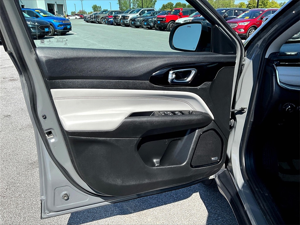 2022 Jeep Compass Limited photo 9