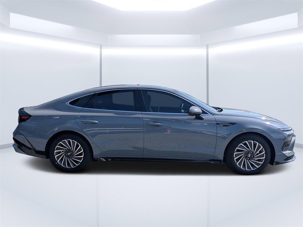 2025 Hyundai Sonata Hybrid Limited photo 2