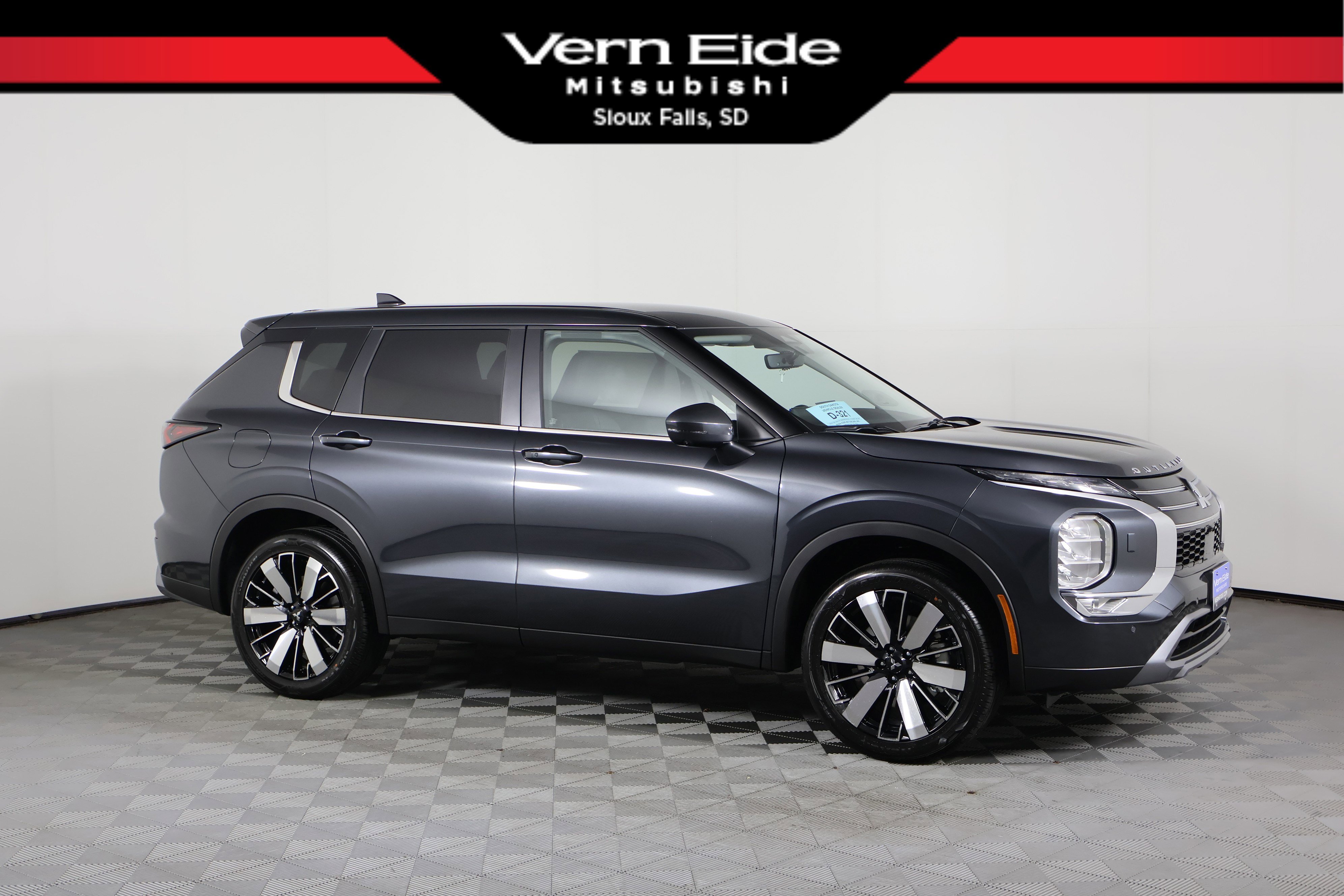 2025 Mitsubishi Outlander SE's photo