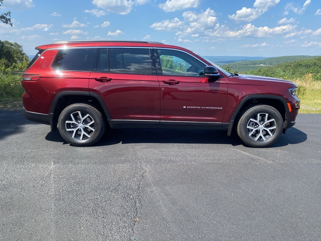 2025 Jeep Grand Cherokee Limited photo 3