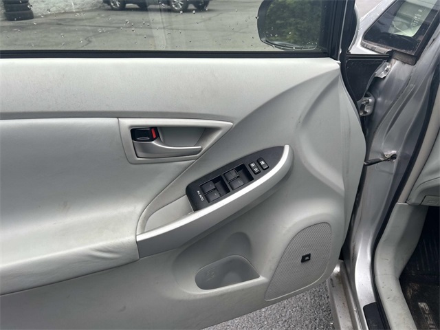 2013 Toyota Prius Four photo 10