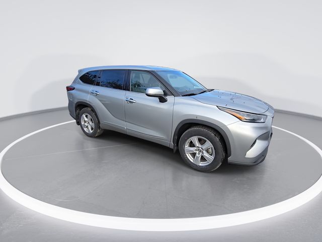 2022 Toyota Highlander LE photo 2