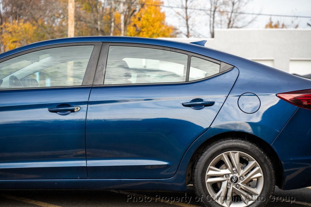 2019 Hyundai Elantra SEL photo 4