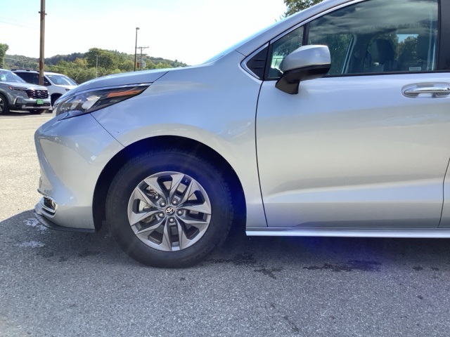 2024 Toyota Sienna XLE photo 11