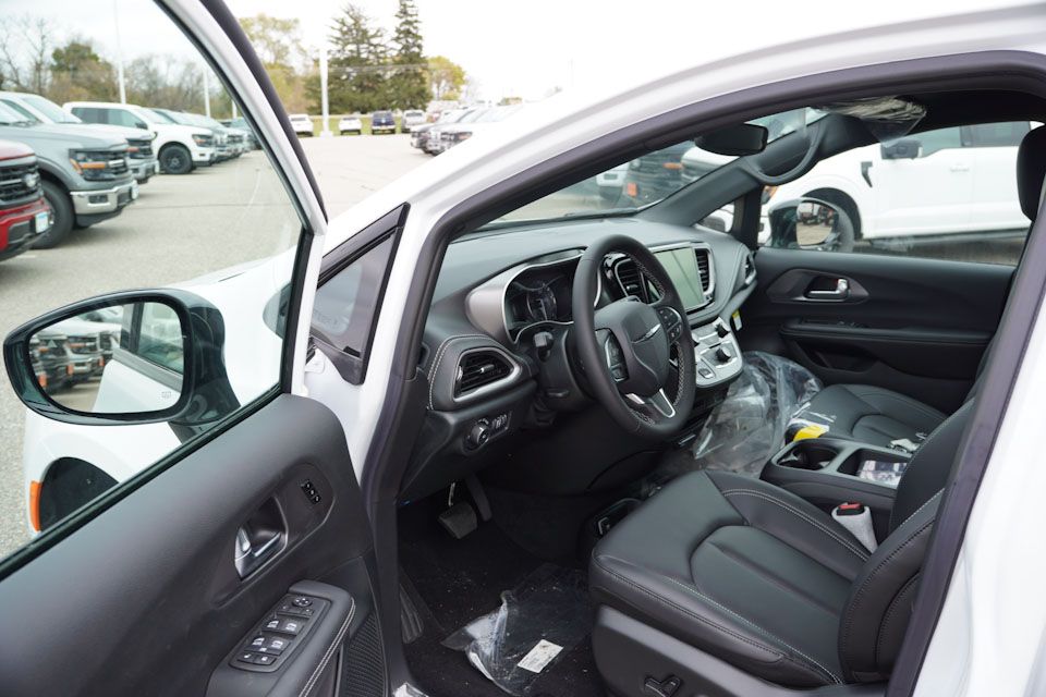 2026 Chrysler Pacifica photo 3