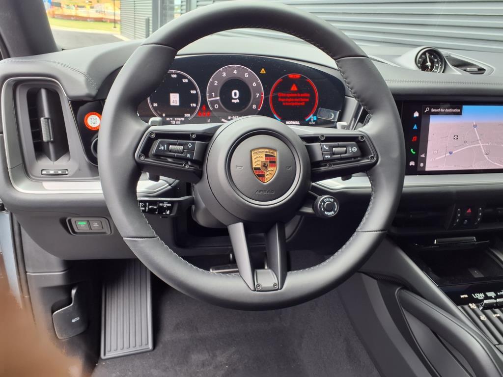 2025 Porsche Cayenne S photo 3