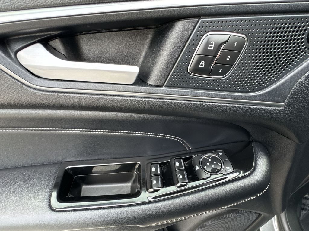 2019 Ford Edge Titanium photo 15
