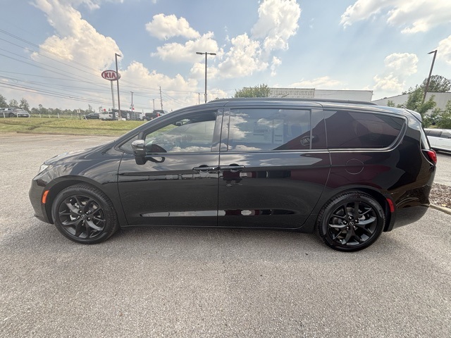 2026 Chrysler Pacifica Limited photo 2