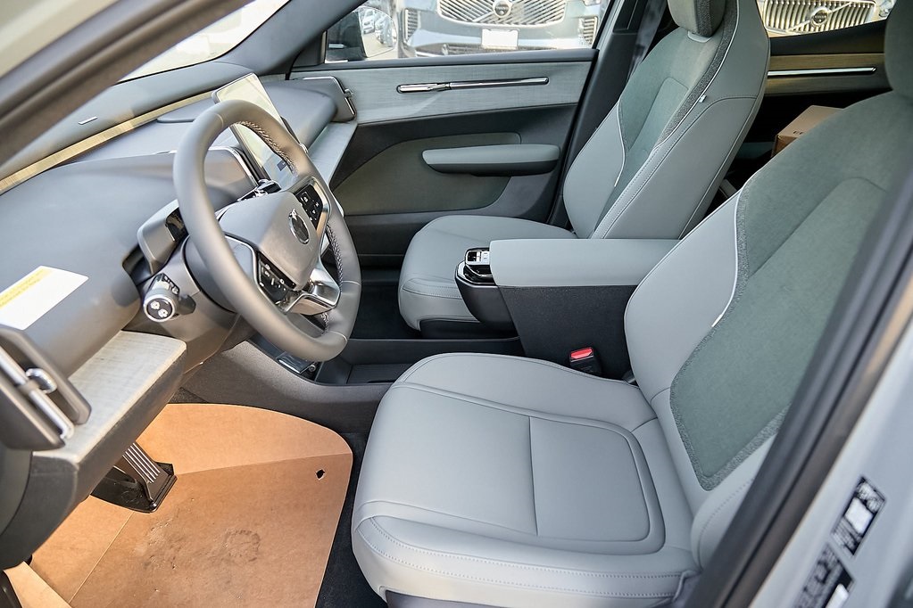 2026 VOLVO EX30 CC - Image 13