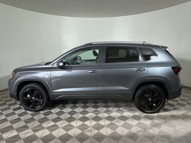 2025 Volkswagen Taos SEL photo 4