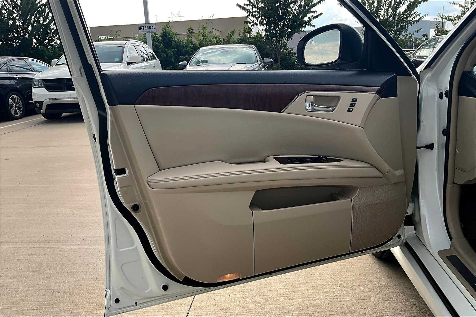 2011 Toyota Avalon Limited photo 20