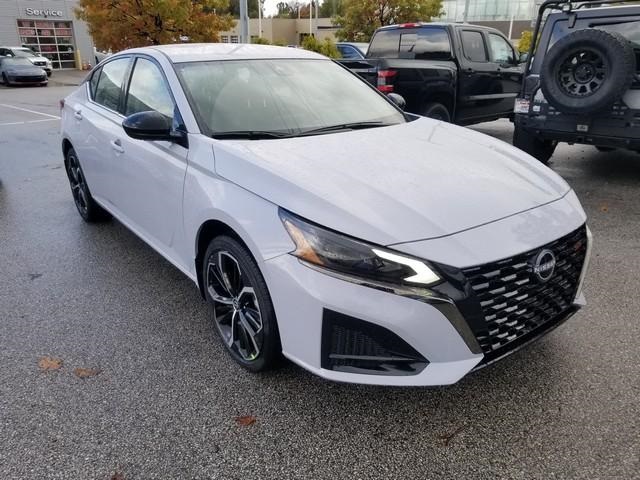 2025 Nissan Altima SR photo 9