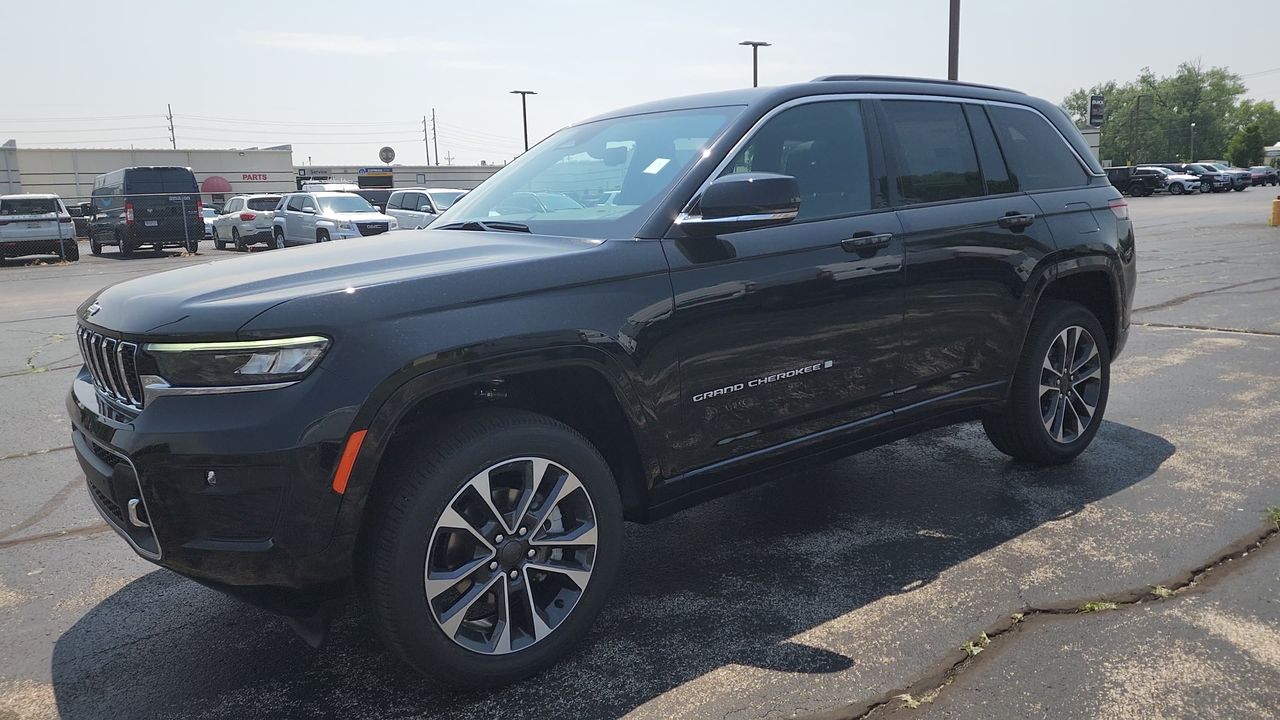 2025 Jeep Grand Cherokee Overland photo 4