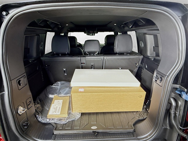 2025 Land Rover Defender 110 X-Dynamic SE photo 22
